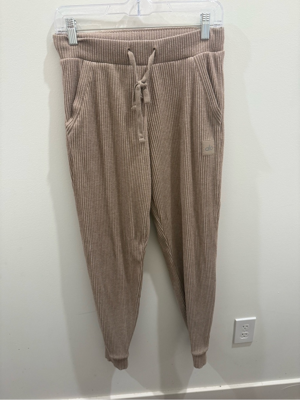 ALO Yoga Ribbed Joggers in Taupe